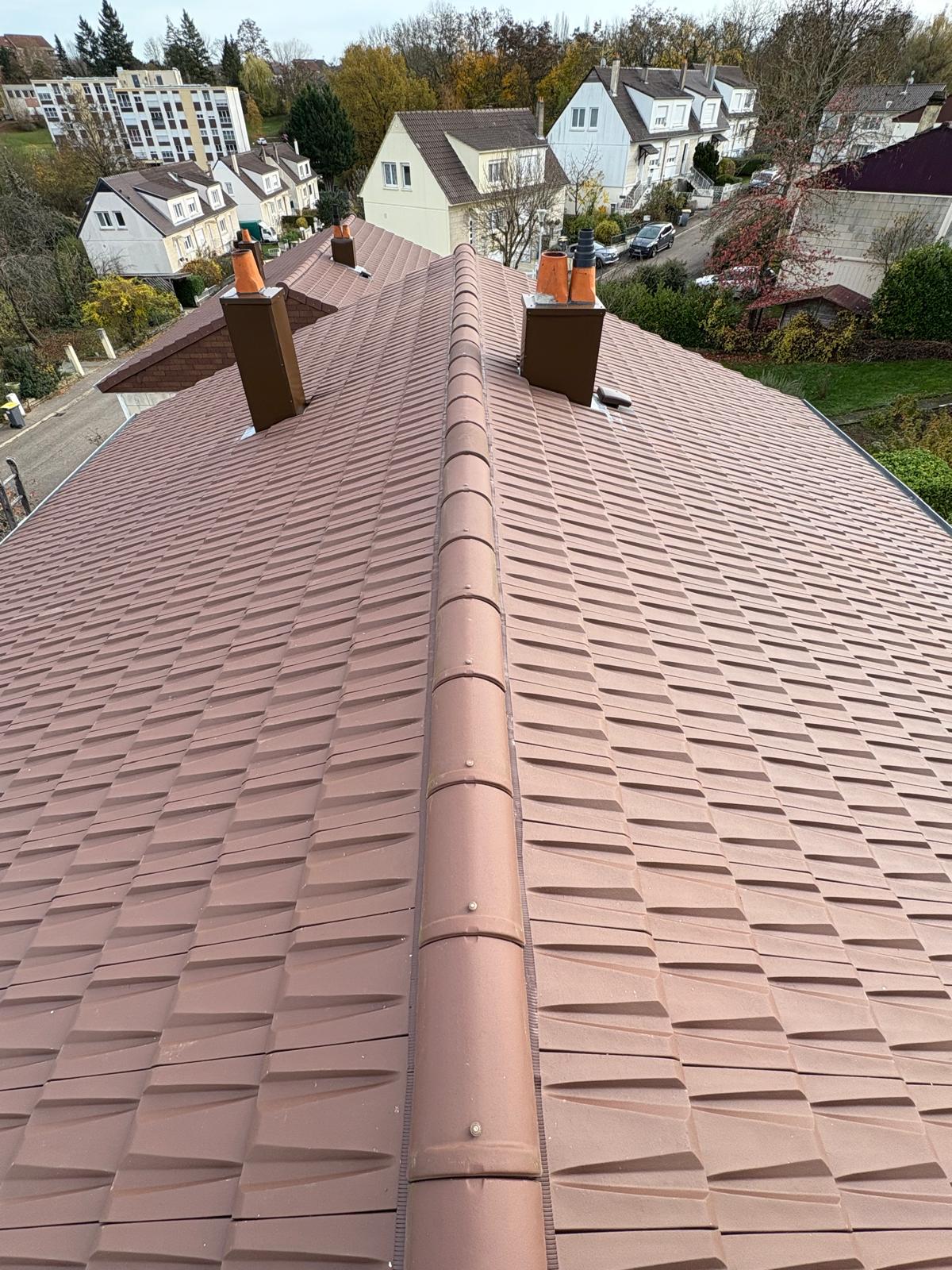Rénovation complète de toiture avec pose de tuiles mécaniques sur maison lorraine à Metz