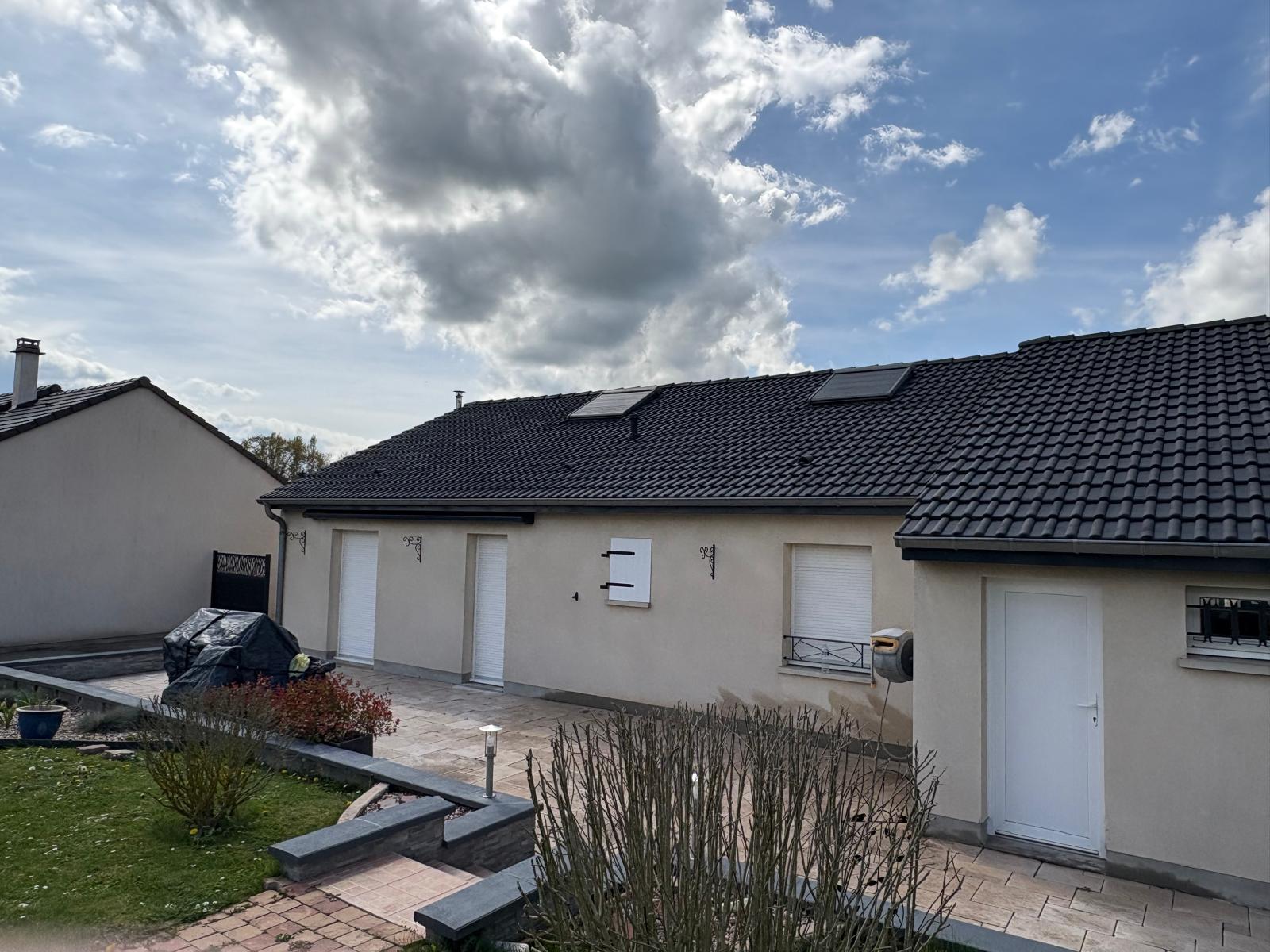 Couvreur AJS Toiture pulverisant hydrofuge sur toiture pavillonnaire mosellane