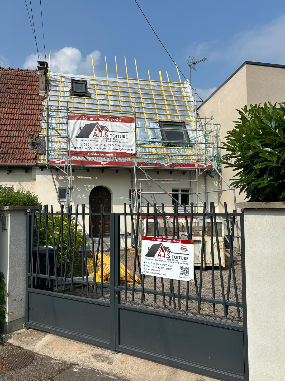 Remplacement d'un Velux sur toiture ardoise dans l'agglomération messine par AJS Toiture père et fils
