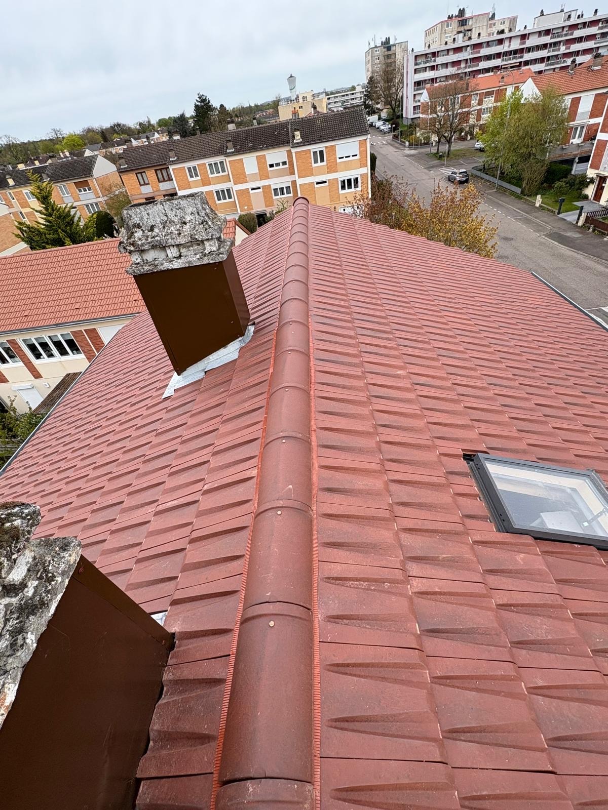Vérification des relevés d'étanchéité en périphérie d'une toiture-terrasse accessible, Metz Métropole