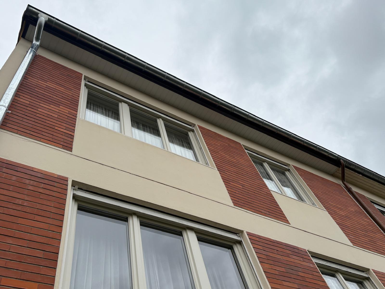 Réparation de solin de cheminée sur toiture en tuiles plates dans le quartier du Sablon à Metz